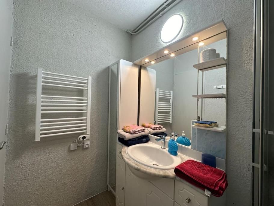 Fonctionnel - 2 Chambres - Bien Situe A 300M De La Plage - Parking Prive De Juin A Sept Canet-en-Roussillon Ngoại thất bức ảnh